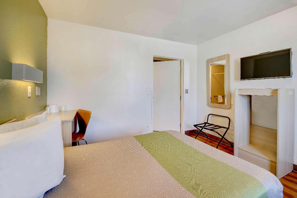 Motel 6 Douglas