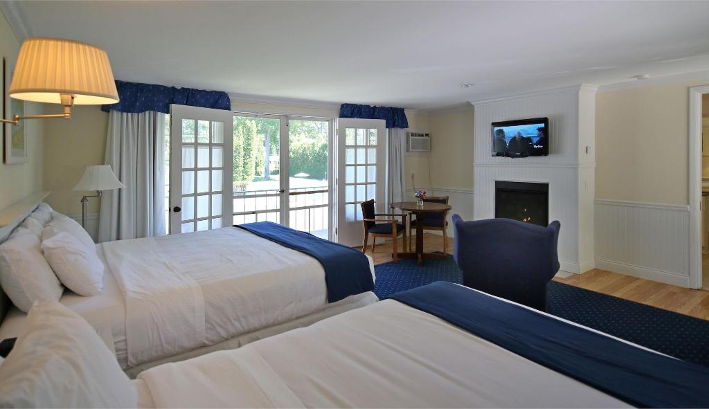 Colonial Inn Harbor Springs