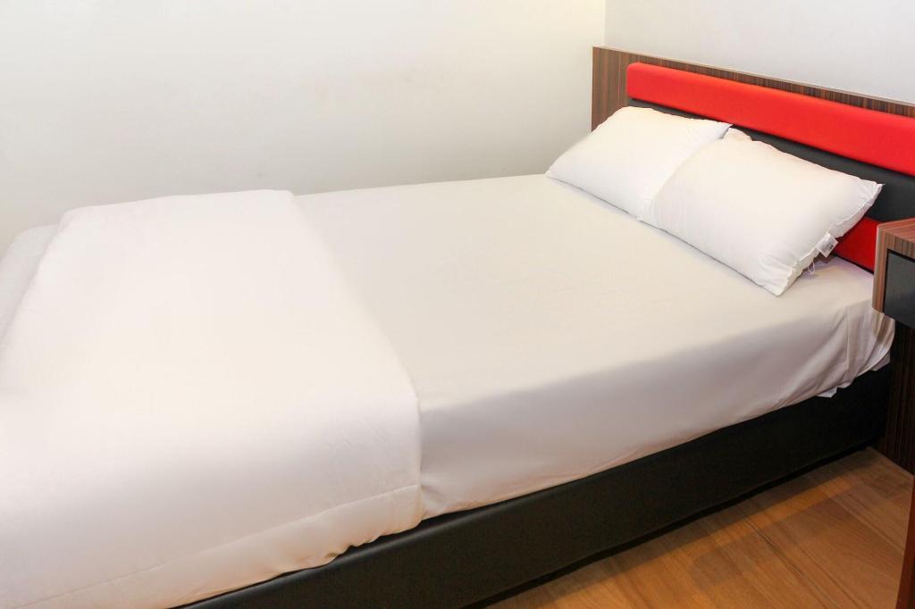 90027 Happy Hotel
