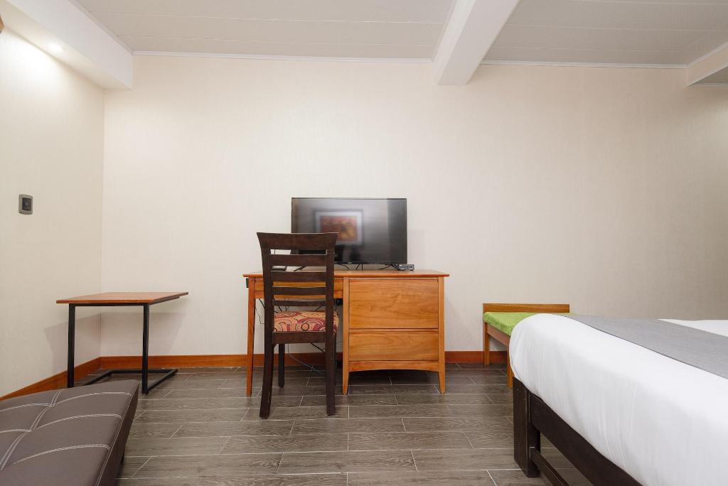 Hotel AYENDA LA LUNA INN