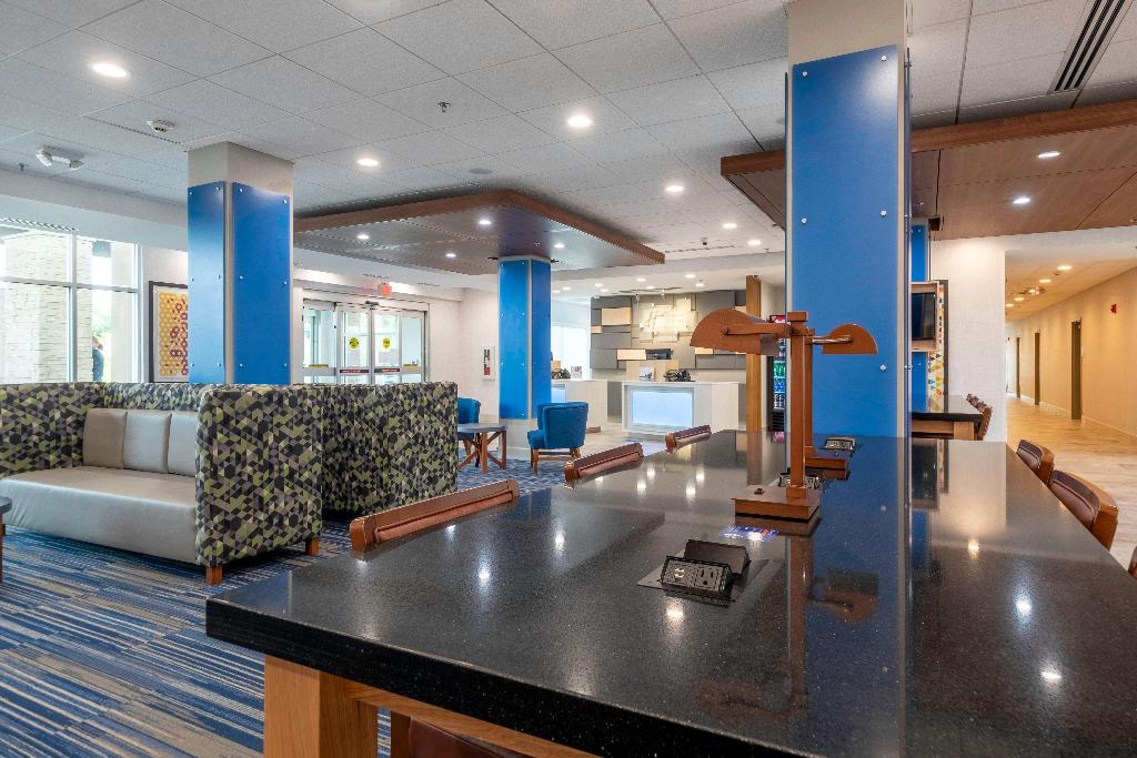 Holiday Inn Express & Suites Staunton By IHG