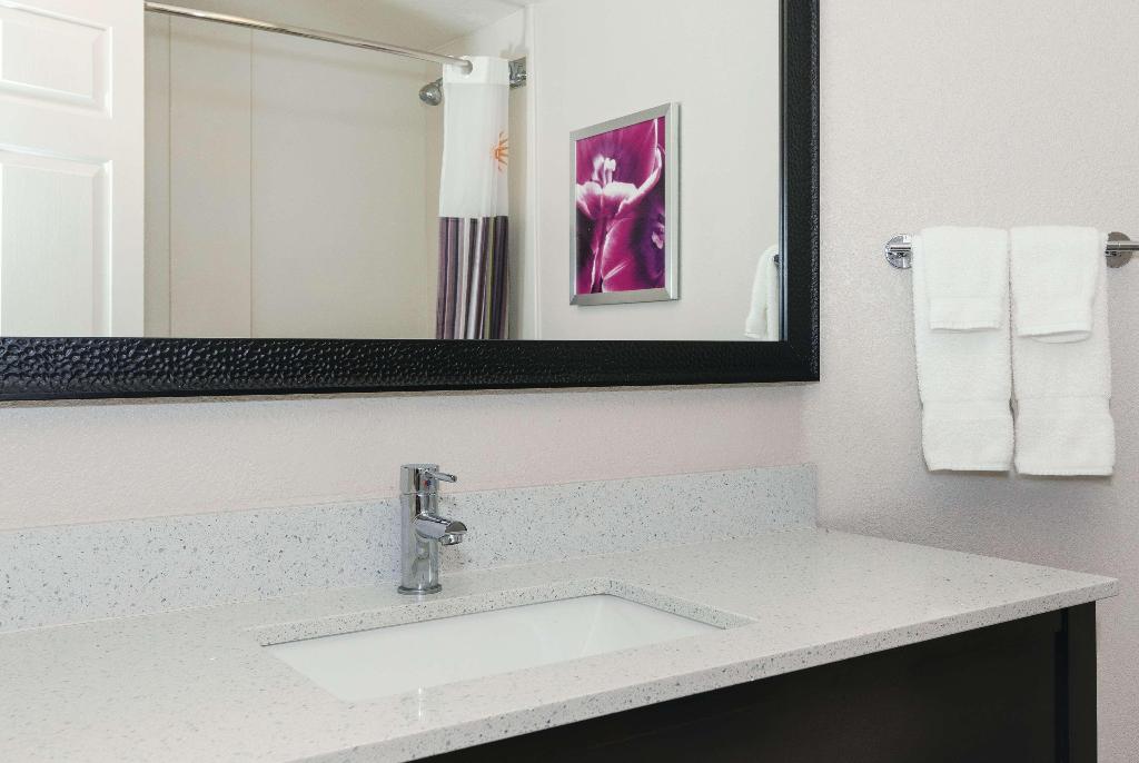 La Quinta Inn Suites by WYNDHAM ONTARIO AIRPORT