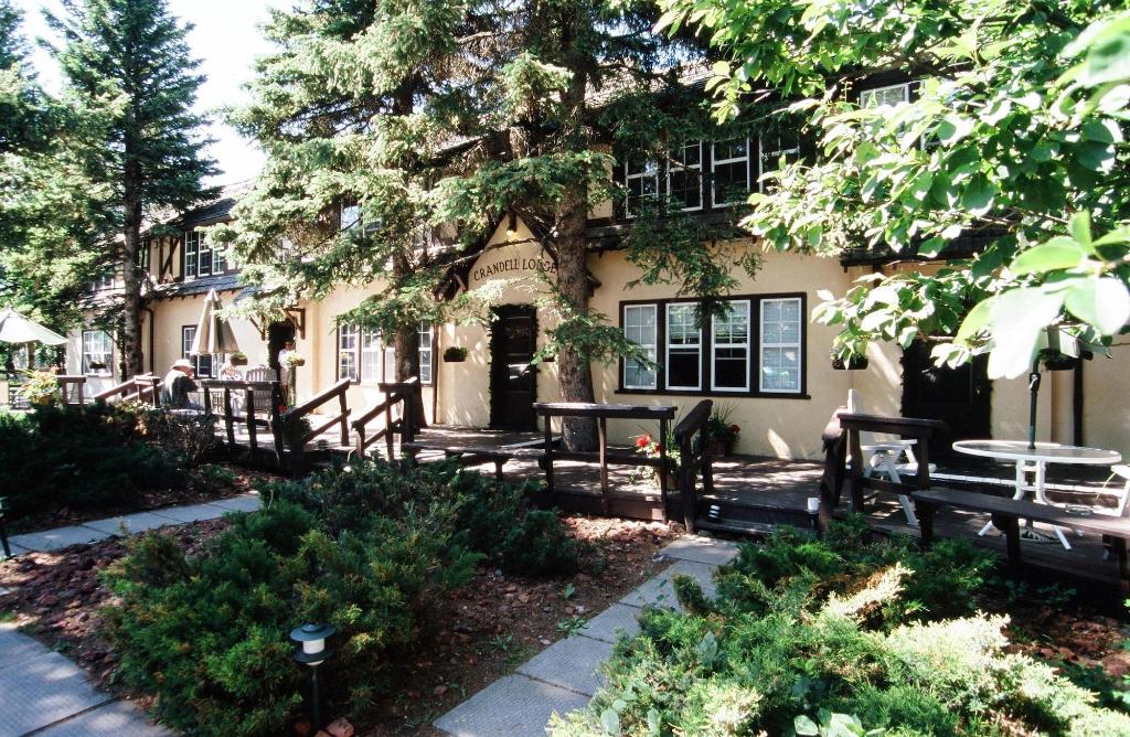 Crandell Mountain Lodge