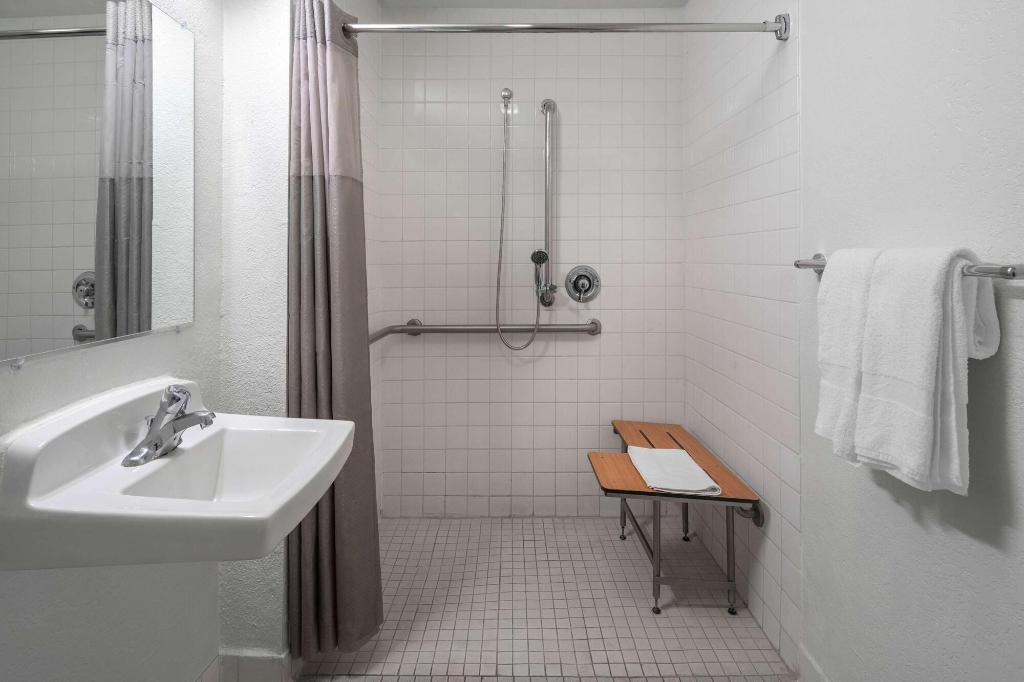 Motel 6 Santa Barbara, Ca - State Street