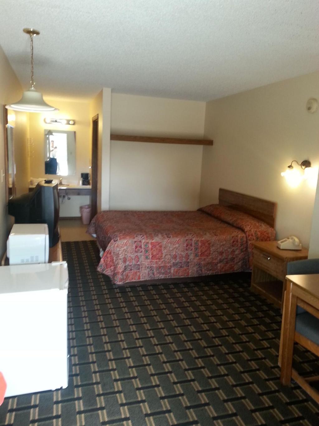 Holiday Pines Motel