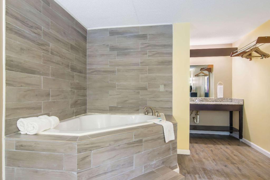 Rodeway Inn & Suites Monroeville-Pittsburgh