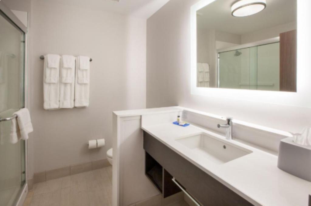 Holiday Inn Express & Suites Doral - Miami By IHG