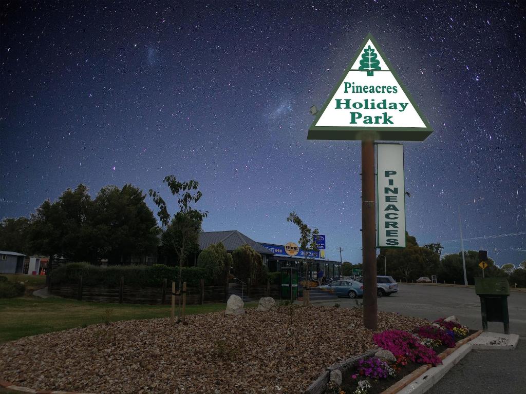 Pineacres Motel And Park