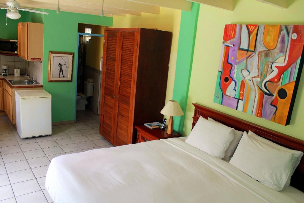 Azure Hotel And Art Studio