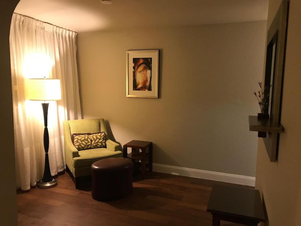 Stratus Suites - Boutique Hotel