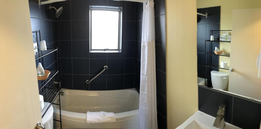 The Port-O-Call Inn & Suites