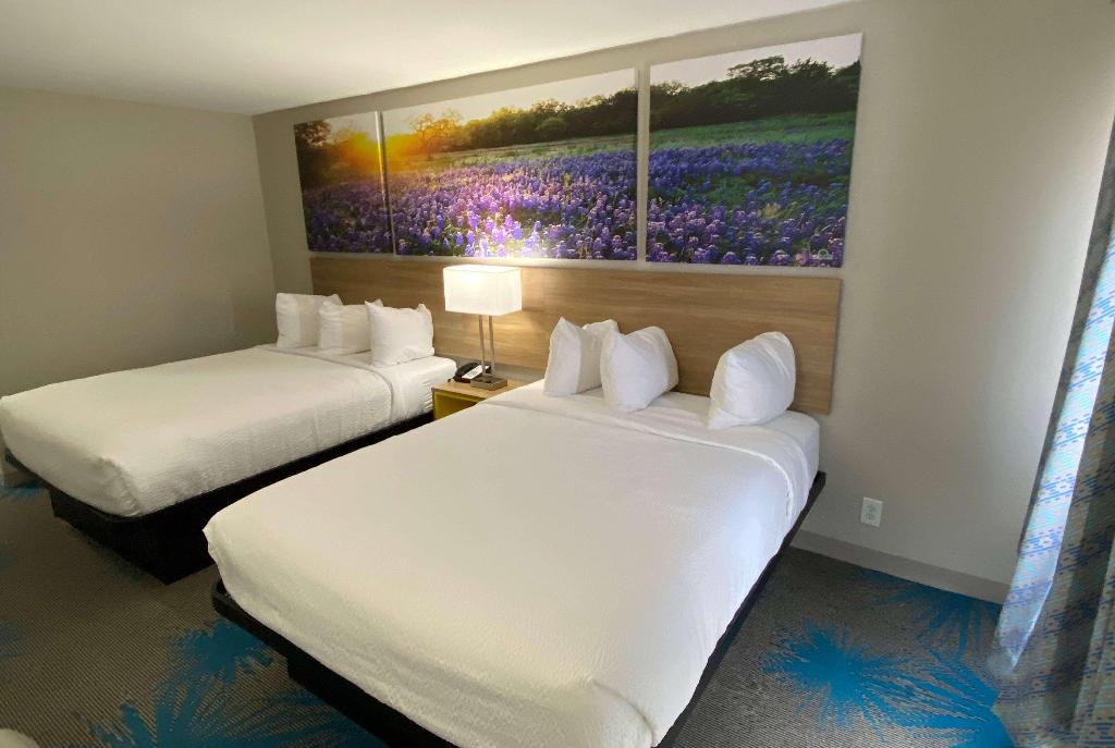 Days Inn By Wyndham Waco University Area