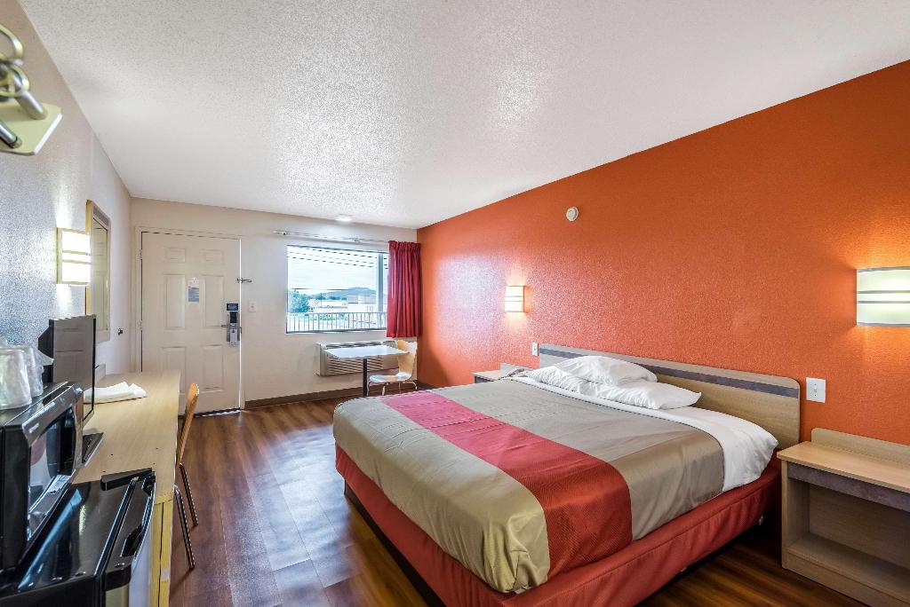 Motel 6 Anniston, AL