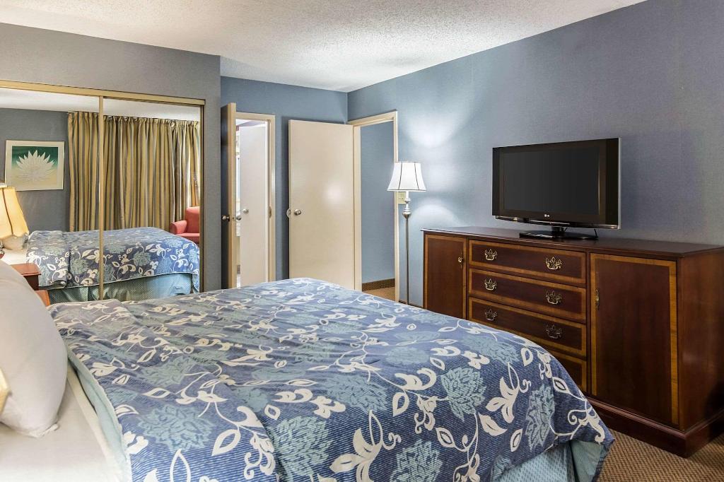 The Plaza Inn & Suites