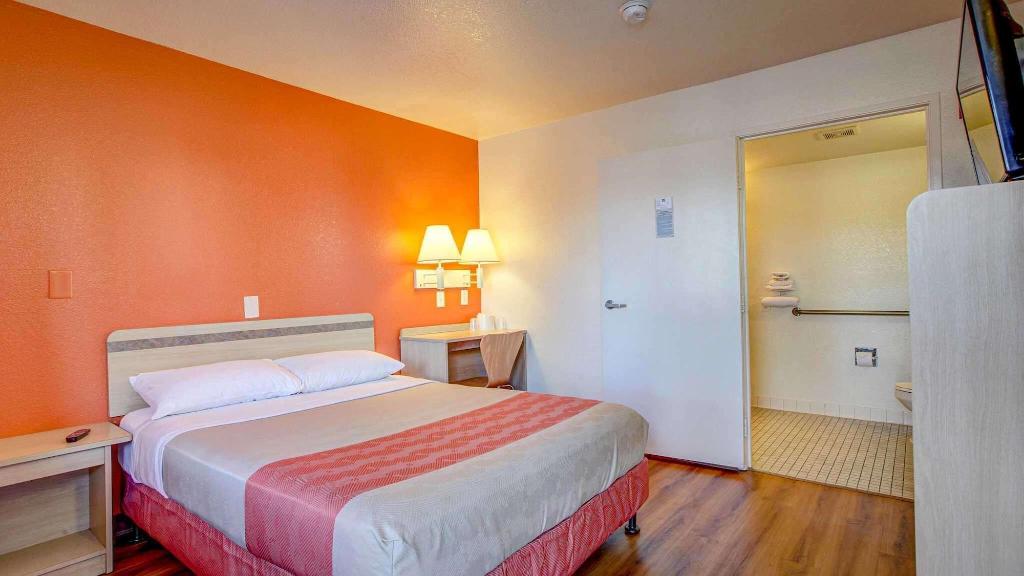 Motel 6 Bellflower, CA - Los Angeles