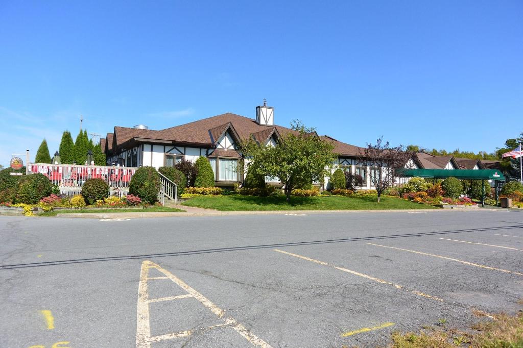 Mcintosh Country Inn & Conference Centre In Canada