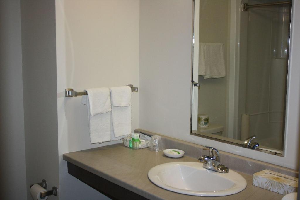Crossroads Inn & Suites
