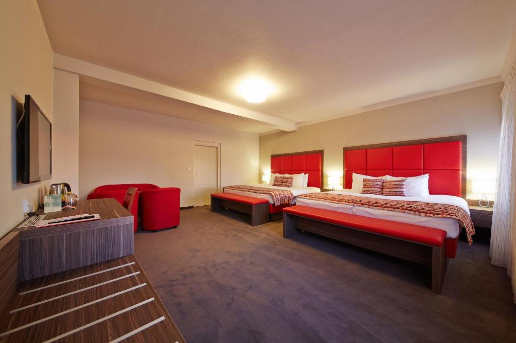 Nelly Kelly's Hotel