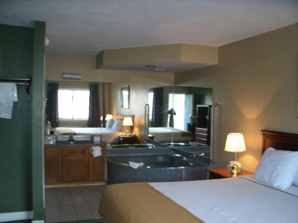Admiralty Suites & Inn