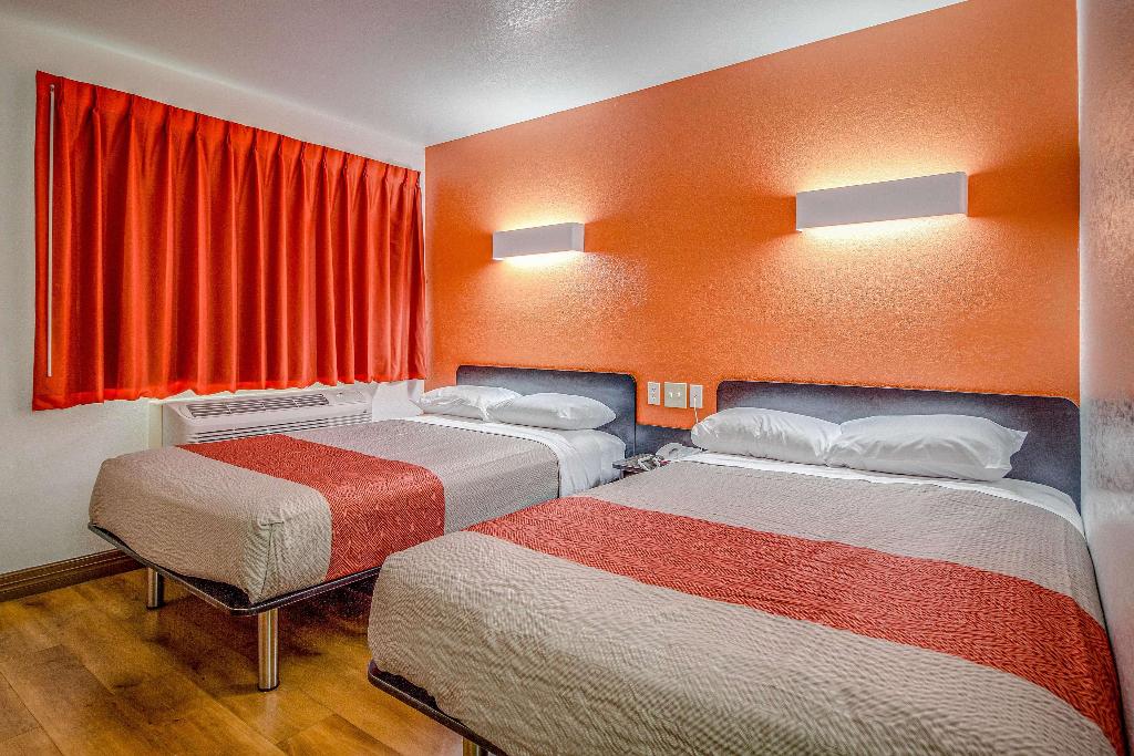 Motel 6 Conroe, TX