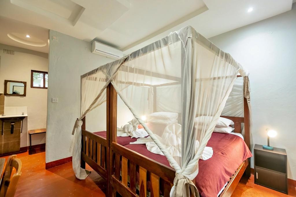 Shoestrings Backpackers & Bar