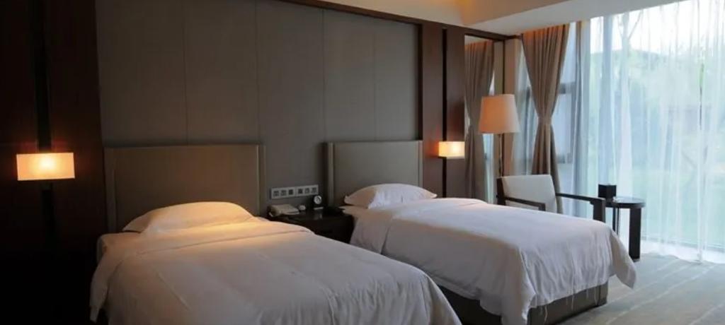 Swan Lakeview Hotel