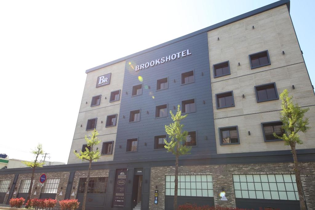 Brooks Hotel - General view