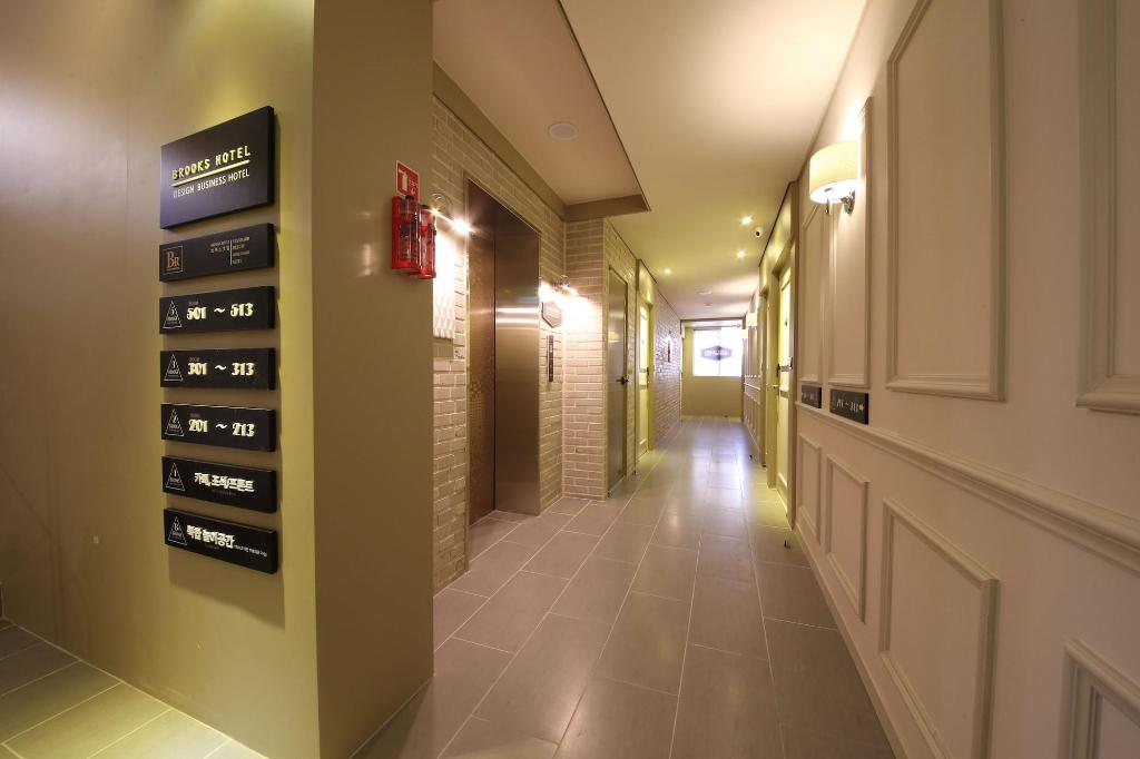 Brooks Hotel - Lobby