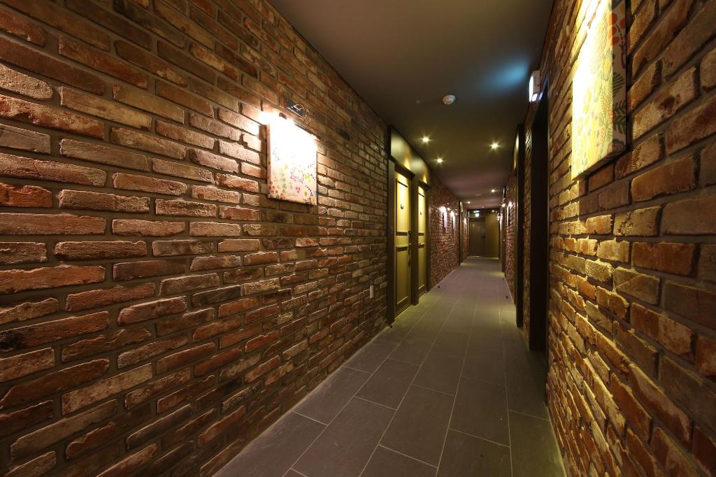 Brooks Hotel - Lobby
