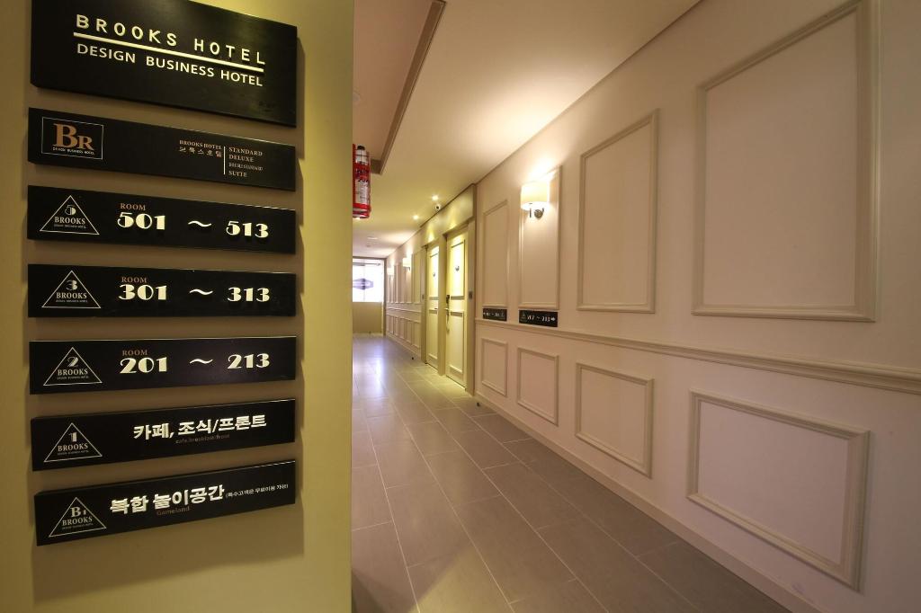 Brooks Hotel - Lobby