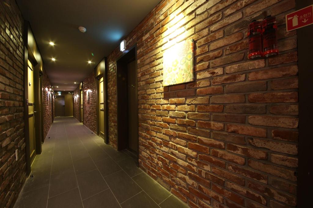 Brooks Hotel - Lobby