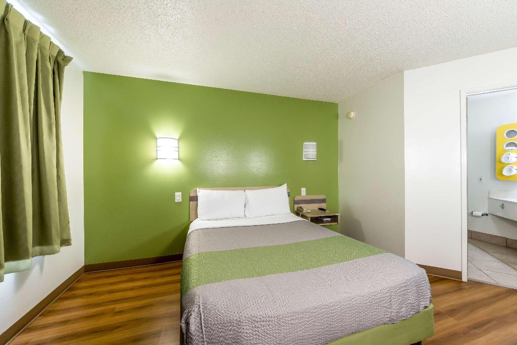 Motel 6 San Antonio, TX - South