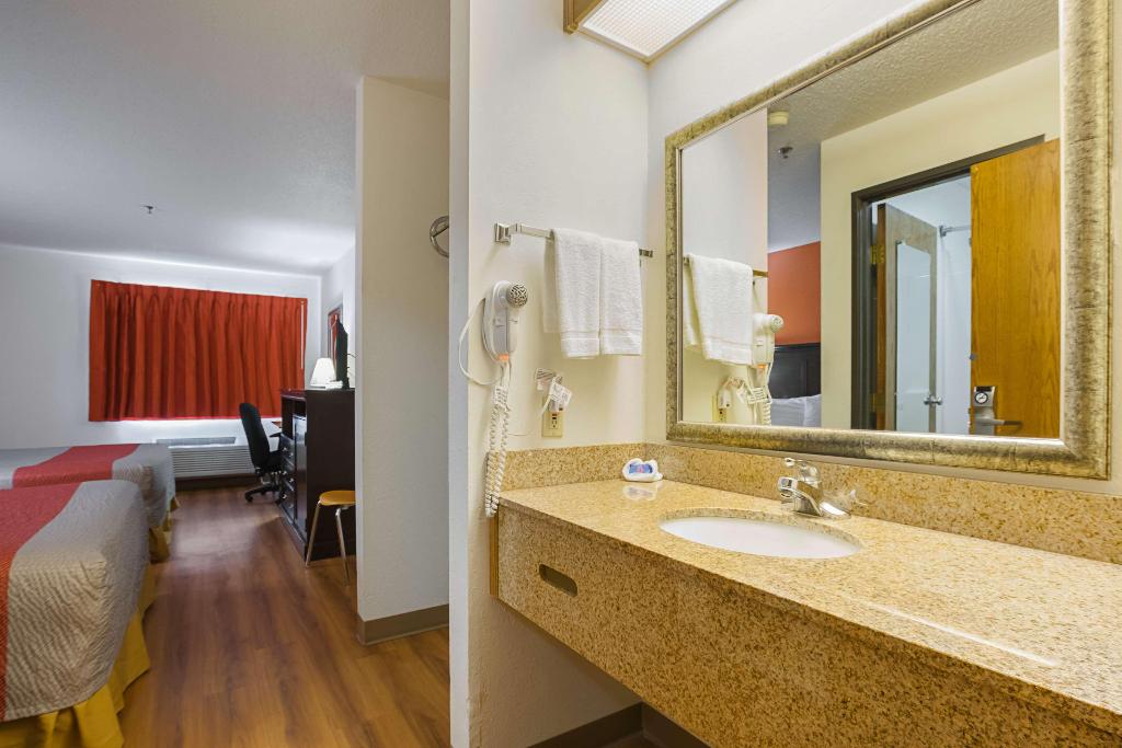 Motel 6 Waterloo, IA -Crossroads Mall -Cedar Falls