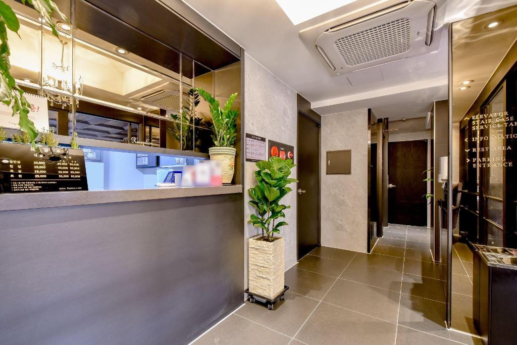 French Code Hotel - Lobby