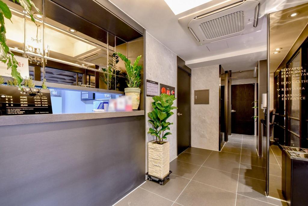 French Code Hotel - Lobby