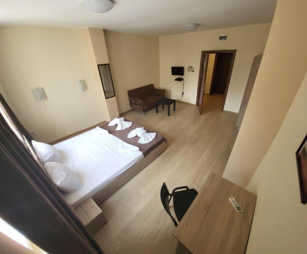 Twain Apart&Rooms