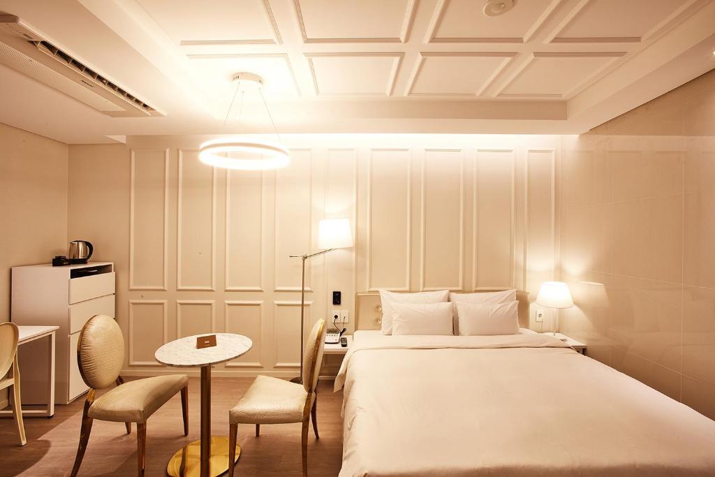 Hotel Wanted
