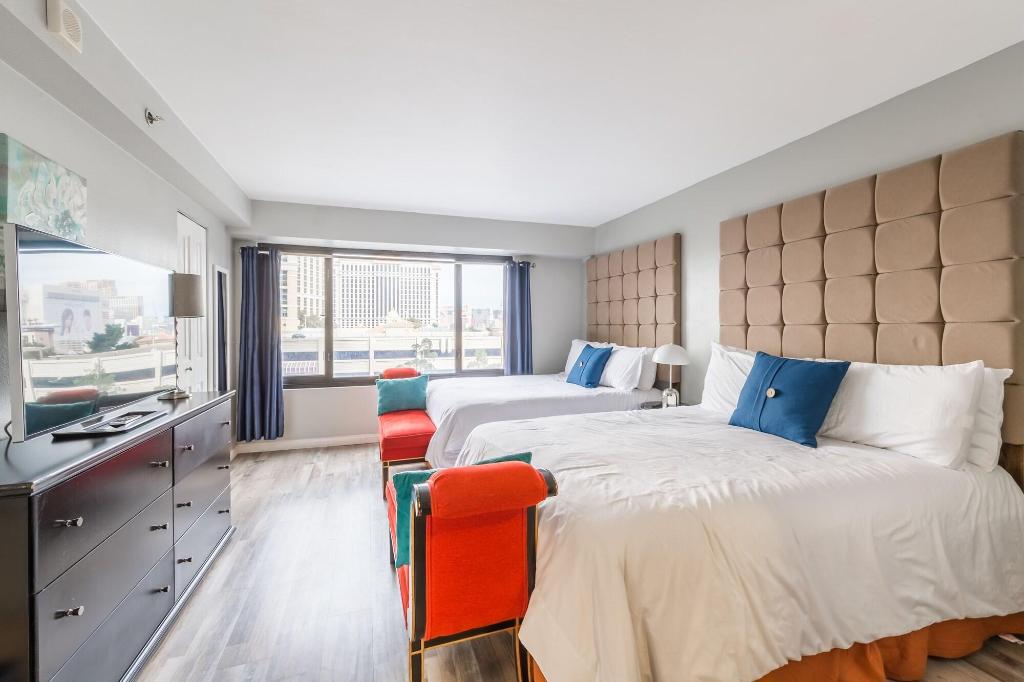 Stay Together Suites | Cozy Strip Condo, Center Strip