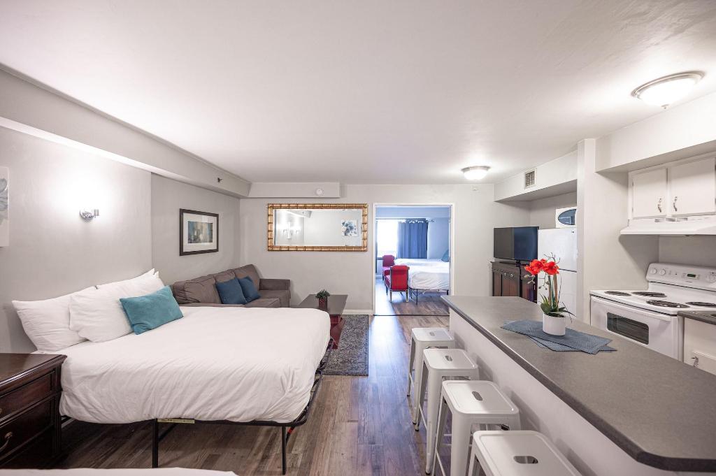 1Bd1Ba W Bonusrm Stay Together Suites