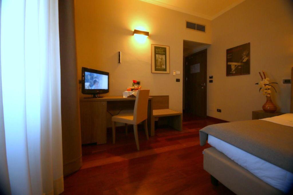 Jet Hotel