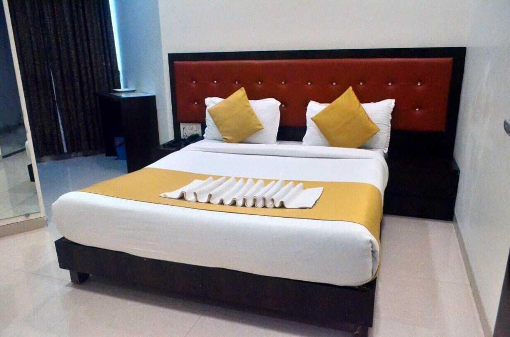 Hotel Crystal Crown