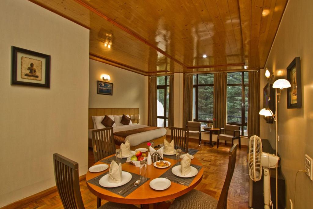 Broadways Inn - Hotel, Resort & Spa
