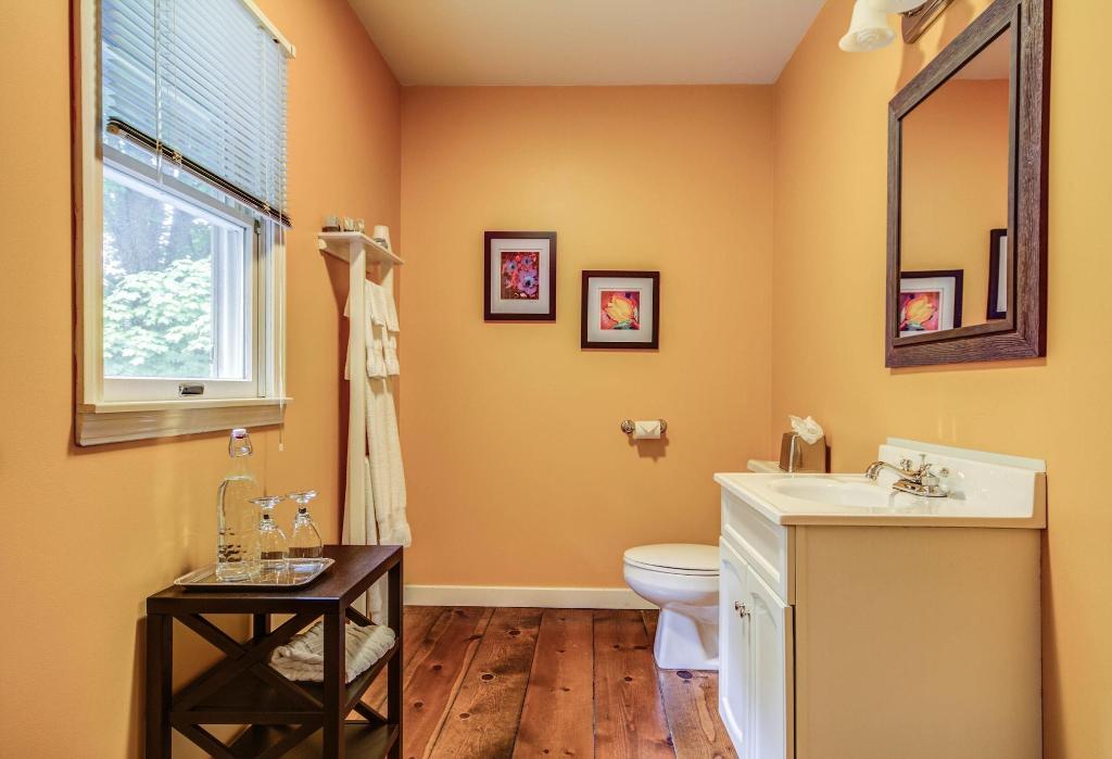 Twin Oaks Inn