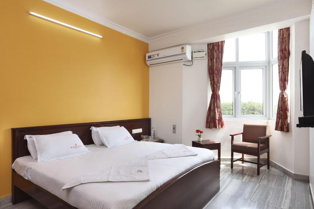 Sri Aarvee Hotels