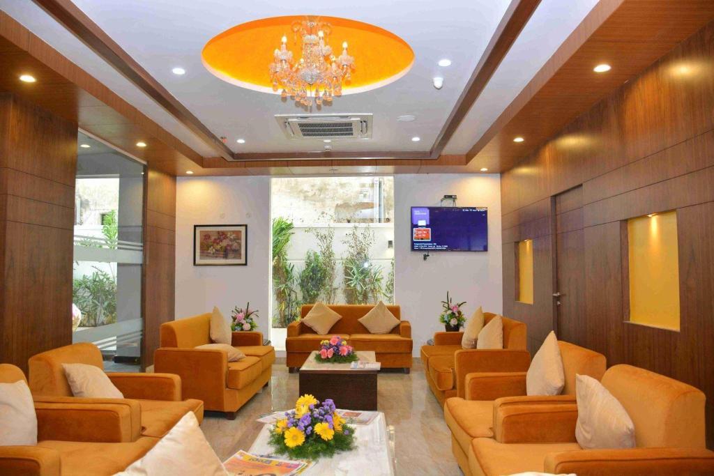 Triguna Clarks Inn