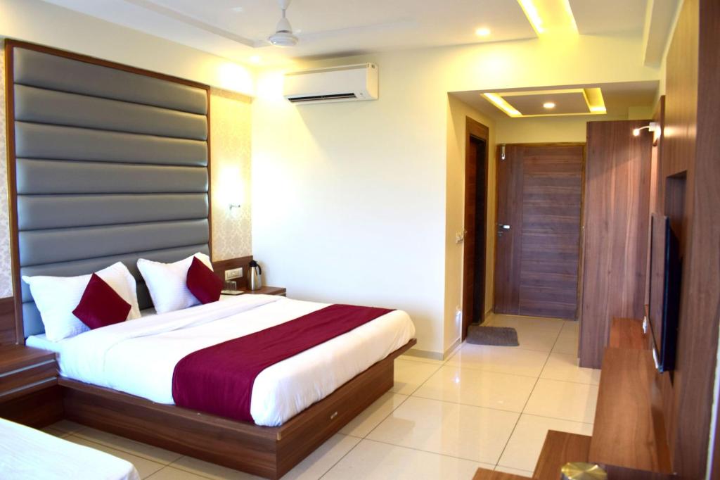 Hotel Royal Square By Sky Stays, Ahmedabad
