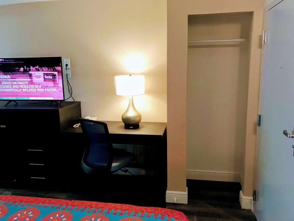 Tropical Inn & Suites