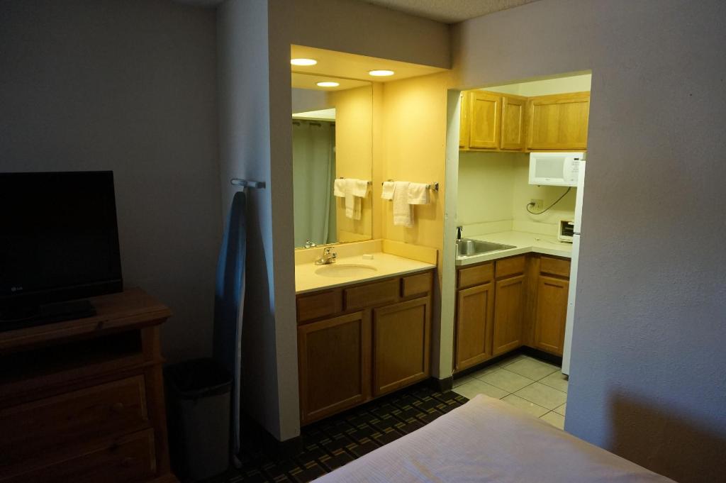 1 Life Studio And Suites