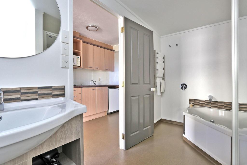 Edgewater Motor Lodge