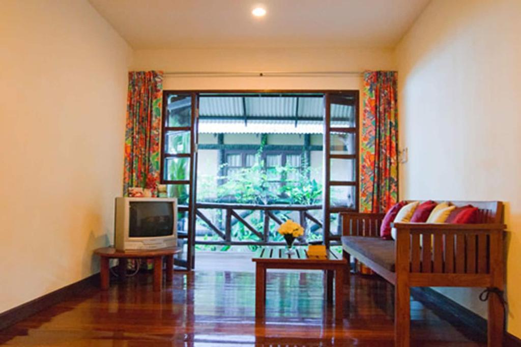 Baan Klang Aow Beach Resort